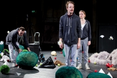 2016-Theaterphotographie-Elisabeth-Storer-Ueber-meine-Leiche-Tino-Hillebrand-Merlin-Sandmeyer-Marie-Luise-Stockinger-01